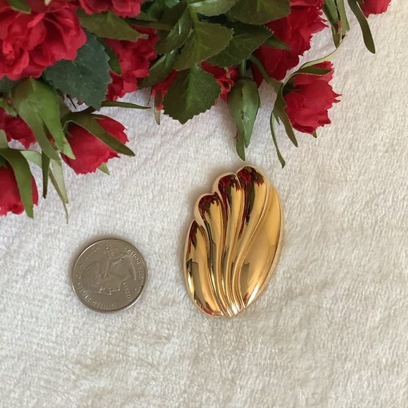 Monet Gold Shell Brooch / Pin - Picture 8 of 8